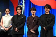 映画「君のクイズ」完成披露試写会の様子。左から堀田真由、中村倫也、神木隆之介、ユースケ・サンタマリア