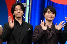 映画「君のクイズ」完成披露試写会に参加した中村倫也（左）、神木隆之介（右）