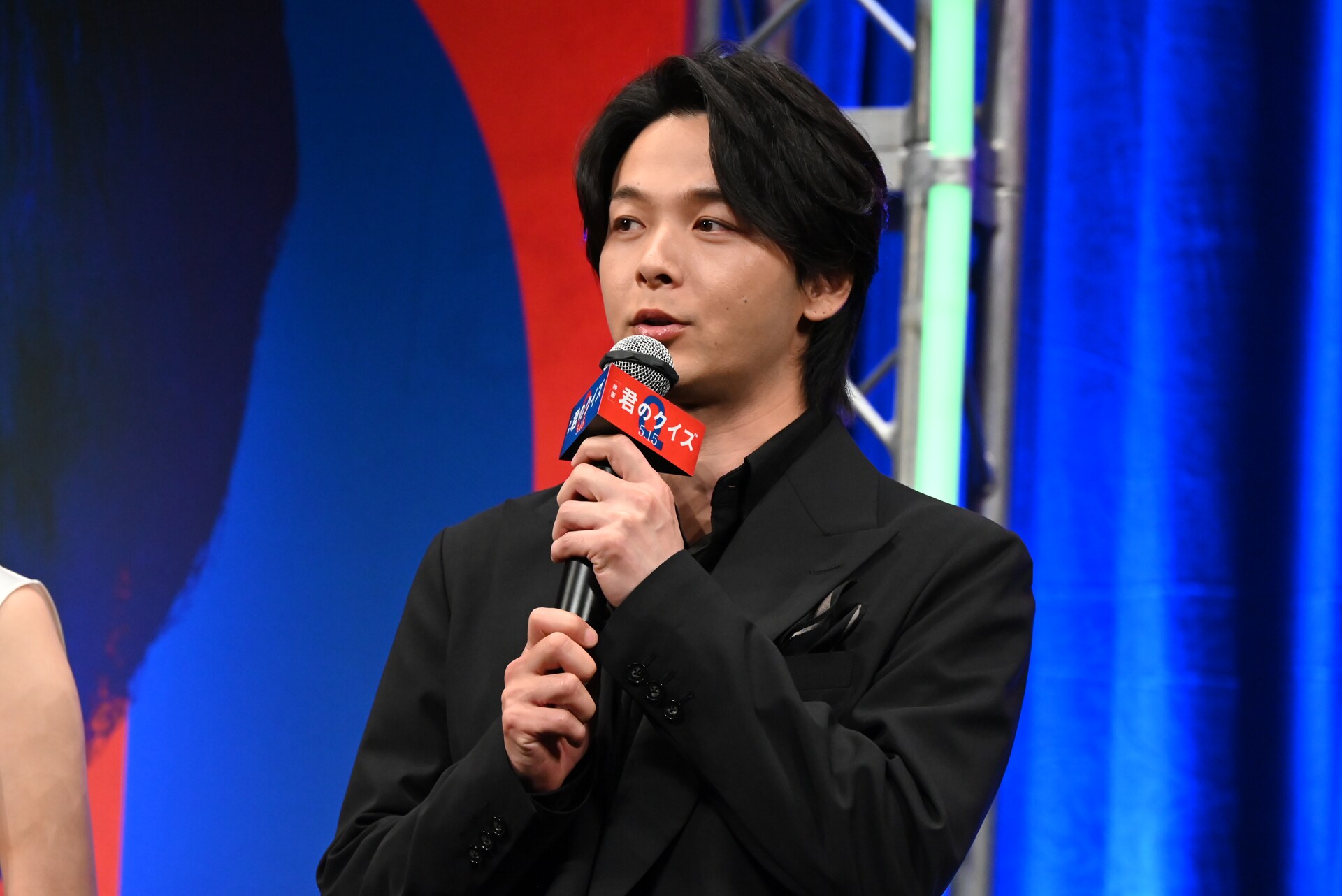 映画「君のクイズ」完成披露試写会に参加した中村倫也（左）、神木隆之