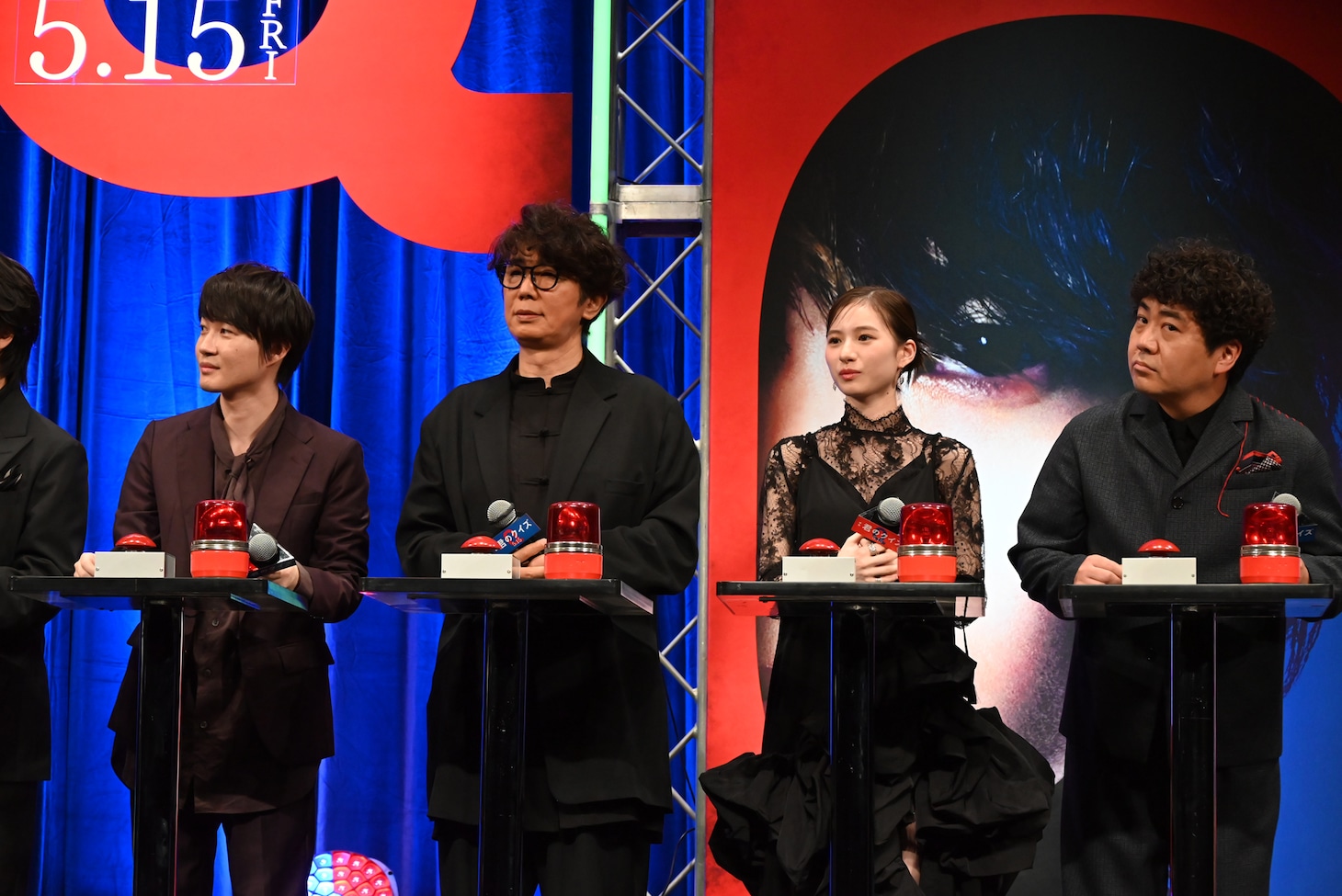 早押しクイズに参加する登壇者たち