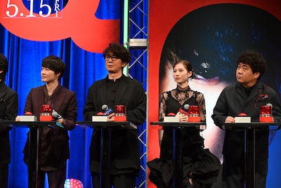 早押しクイズに参加する登壇者たち