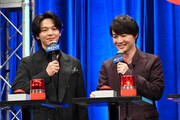 左から中村倫也、神木隆之介