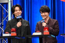 左から中村倫也、神木隆之介