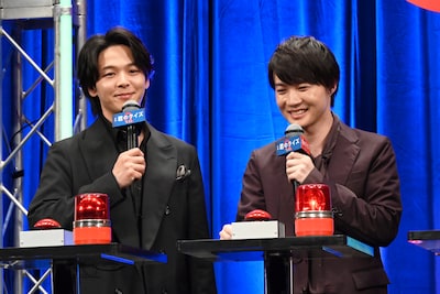 左から中村倫也、神木隆之介