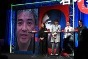 映画「君のクイズ」完成披露試写会の様子。ムロツヨシはVTRでイベントに参加