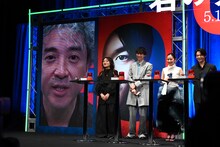 映画「君のクイズ」完成披露試写会の様子。ムロツヨシはVTRでイベントに参加