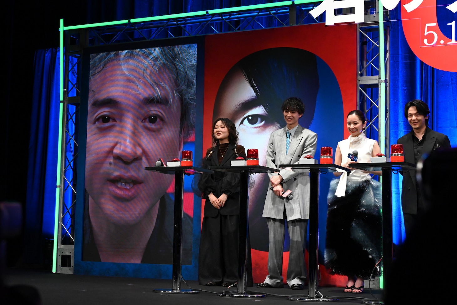 映画「君のクイズ」完成披露試写会の様子。ムロツヨシはVTRでイベントに参加