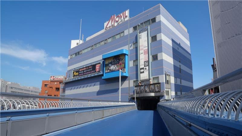 ムービル（相鉄南幸第2ビル）の外観。横浜駅西口の五番街を抜けて帷子川を渡った先に位置する、1988年から親しまれてきた複合商業施設 （写真提供：ムービル）