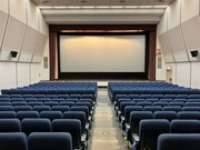 ムービルの内観。座席ブロックが左右に分かれ、中央に長く伸びる通路が特徴的 （写真提供：ムービル）