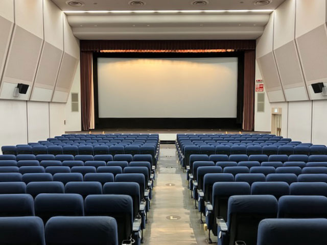 ムービルの内観。座席ブロックが左右に分かれ、中央に長く伸びる通路が特徴的 （写真提供：ムービル）