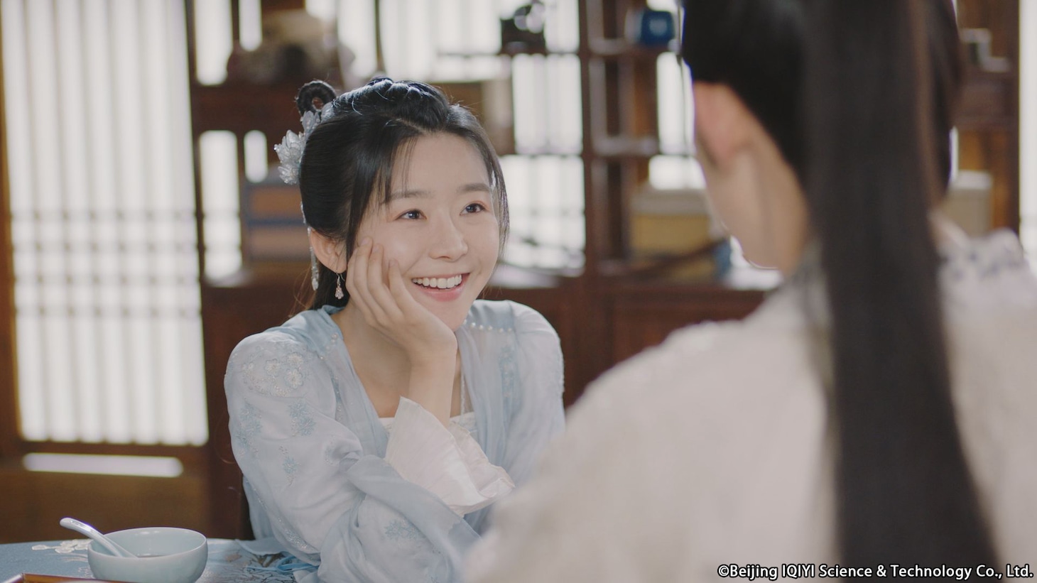 「二度の時をめぐる恋」のヒロイン顧清喬。現代では円盤投げの選手だったが、ある日過去にタイムスリップする。演じたのは「雪花咲く、君を想う」「花青歌～悪役皇子の花嫁～」のソン・イーレン（宋伊人）