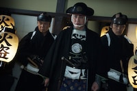 「鬼平犯科帳 密告」場面写真。松本幸四郎演じる長谷川平蔵（中央）