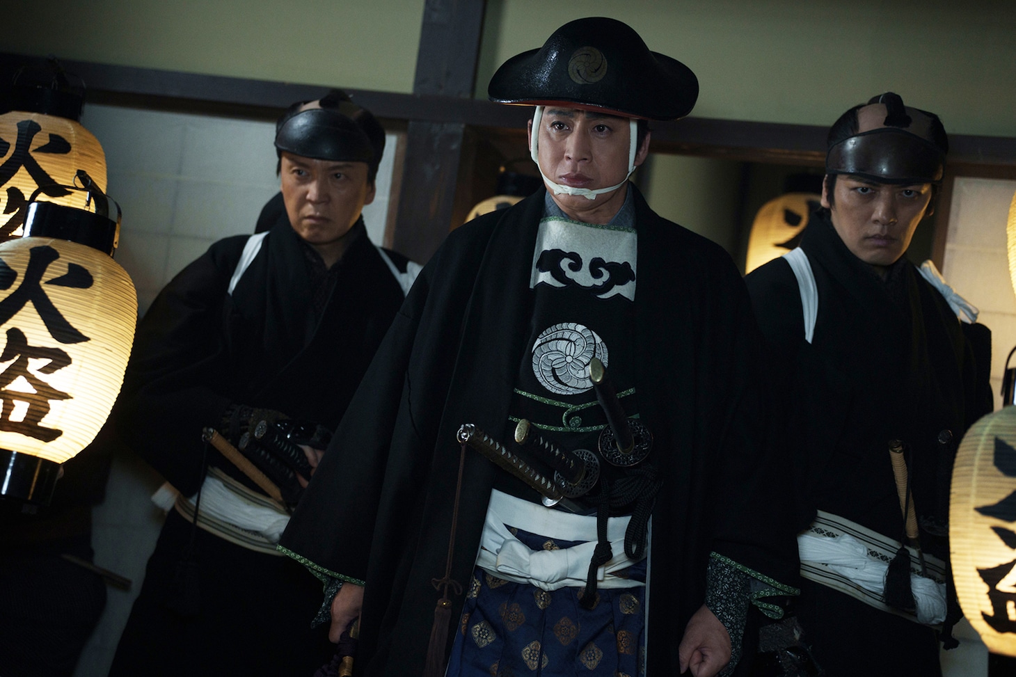 「鬼平犯科帳 密告」場面写真。松本幸四郎演じる長谷川平蔵（中央）