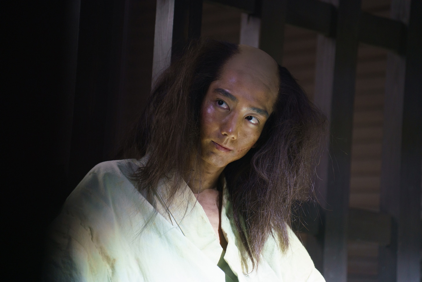 「鬼平犯科帳 密告」場面写真。駒木根葵汰演じる盗賊・伏屋の紋蔵