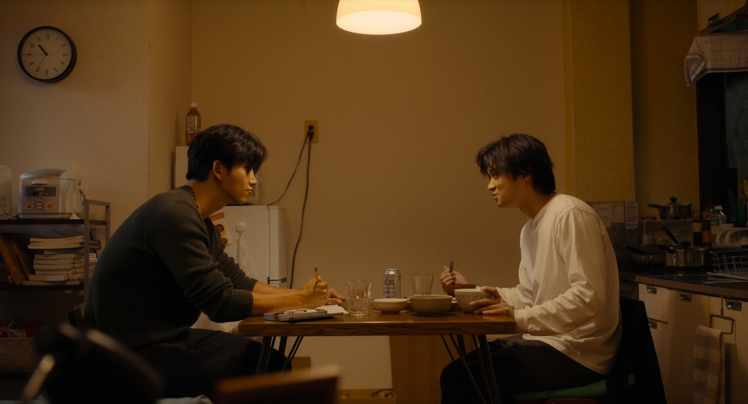 Netflixシリーズ「ソウルメイト」場面写真。左からオク・テギョン演じるファン・ヨハン、磯村勇斗演じる鳴滝琉