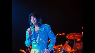 「EPiC／エピック エルヴィス・プレスリー・イン・コンサート」場面写真。代表的なバラード「Love Me」を歌うエルヴィス・プレスリー。