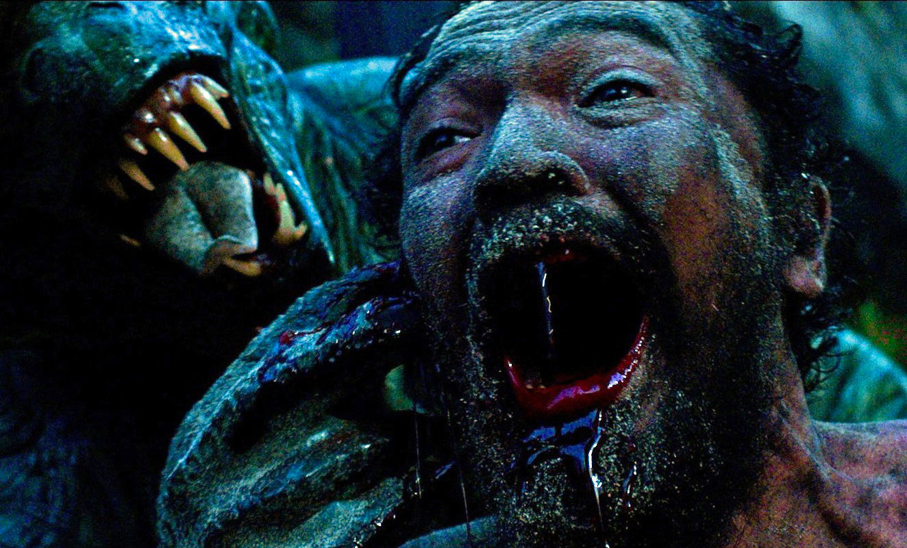 映画「オラン・イカン」新場面写真。人間を襲う“半魚人”オラン・イカン（奥）