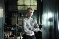 Netflixシリーズ「九条の大罪」メイキングカット。壬生役の町田啓太。上半身全体に刺青を施すためにかかった時間は3時間超え