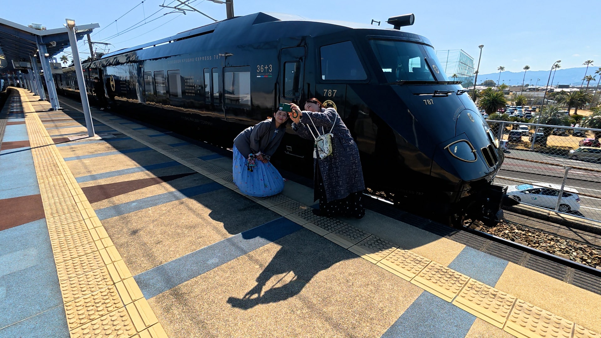 観光列車36ぷらす3の前で写真を撮る石田ひかり（左）と常盤貴子（右