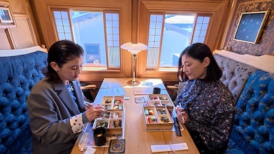 NHK「極上！鉄道ごはん旅」より、観光列車36ぷらす3で懐石弁当を楽しむ石田ひかり（左）と常盤貴子（右）。常盤は石田をヒカリンゴと呼んでいるそう