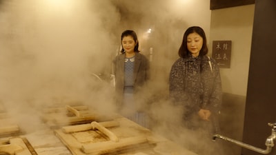 NHK「極上！鉄道ごはん旅」の様子。大分・別府で地獄蒸しを眺める石田ひかり（左）と常盤貴子（右）