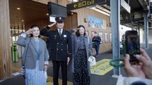 NHK「極上！鉄道ごはん旅」の様子。宮崎・延岡駅で駅長と写真を撮る石田ひかり（左）と常盤貴子（右）