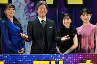 「ミステリー・アリーナ」の完成披露試写会にて、左から浅野ゆう子、唐沢寿明、芦田愛菜、三浦透子