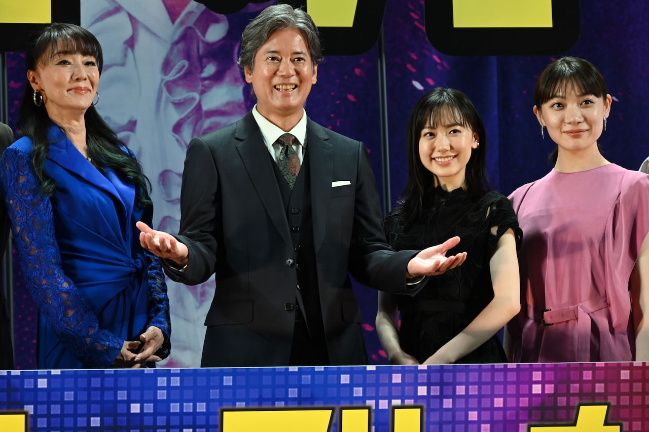 「ミステリー・アリーナ」の完成披露試写会にて、左から浅野ゆう子、唐沢寿明、芦田愛菜、三浦透子