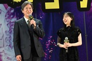 左から唐沢寿明、芦田愛菜