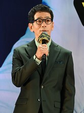 「ミステリー・アリーナ」の完成披露試写会にて、エジソン役の野間口徹