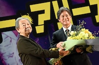 「ミステリー・アリーナ」原作者・深水黎一郎（左）から花束を受け取った唐沢寿明（右）