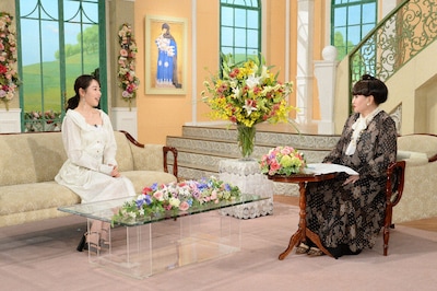 「徹子の部屋」4月24日放送回の様子。左から桜井日奈子、黒柳徹子