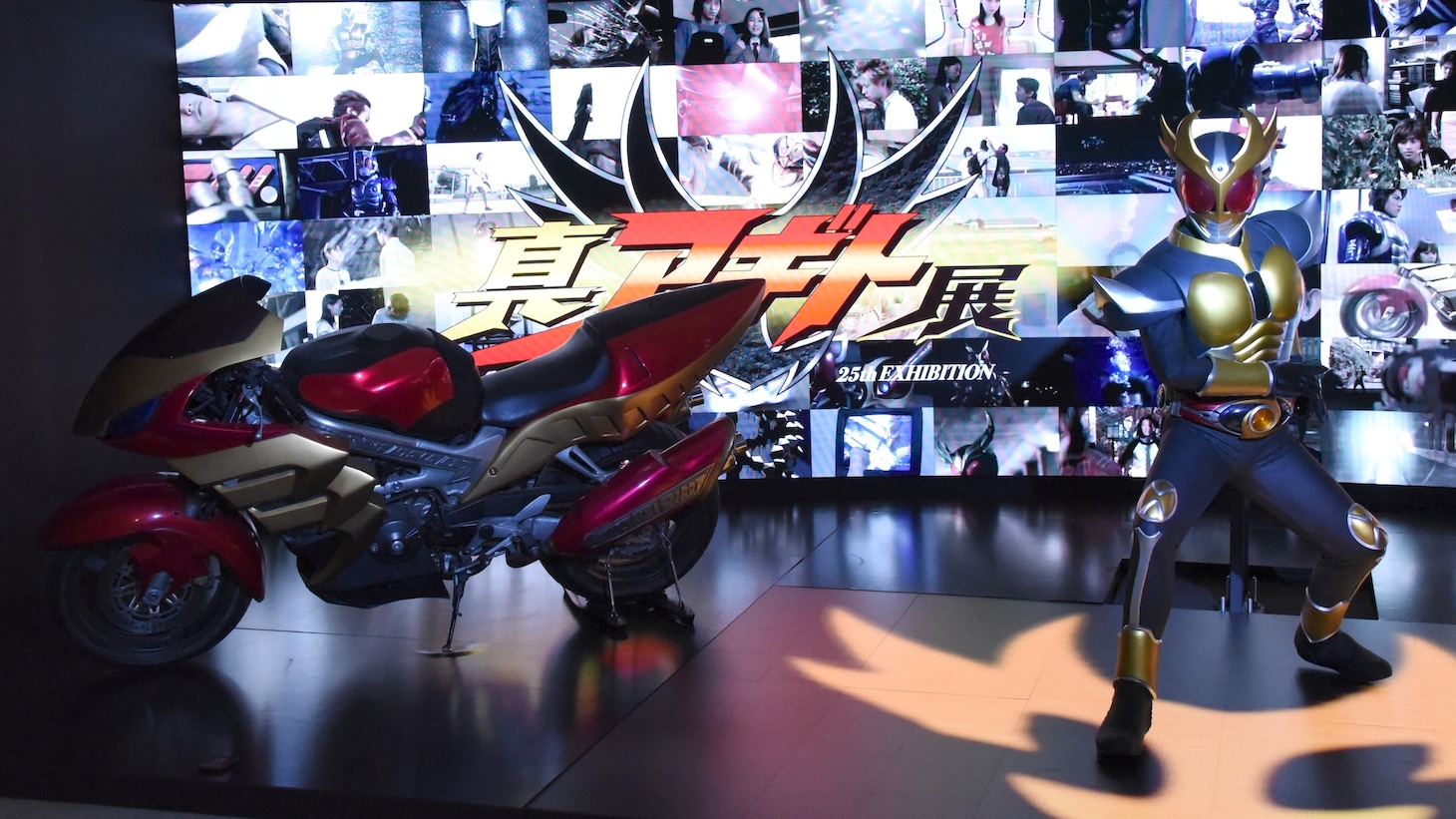 仮面ライダーアギト25周年記念「真アギト展」の様子。仮面ライダーアギト グランドフォームの立像（右）とマシントルネイダー（左）