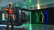 仮面ライダーアギト25周年記念「真アギト展」の様子。エリア内には“あの3人”のシルエットが
