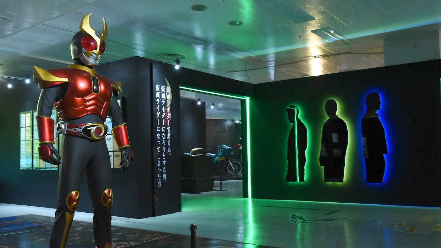 仮面ライダーアギト25周年記念「真アギト展」の様子。エリア内には“あの3人”のシルエットが