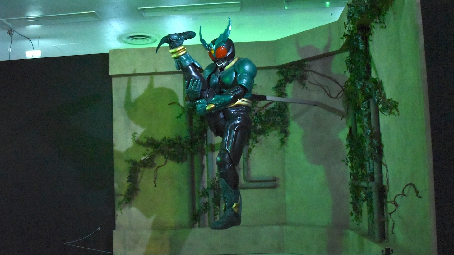 仮面ライダーアギト25周年記念「真アギト展」の様子。必殺技「ギルスヒールクロウ」を繰り出す仮面ライダーギルスの立像