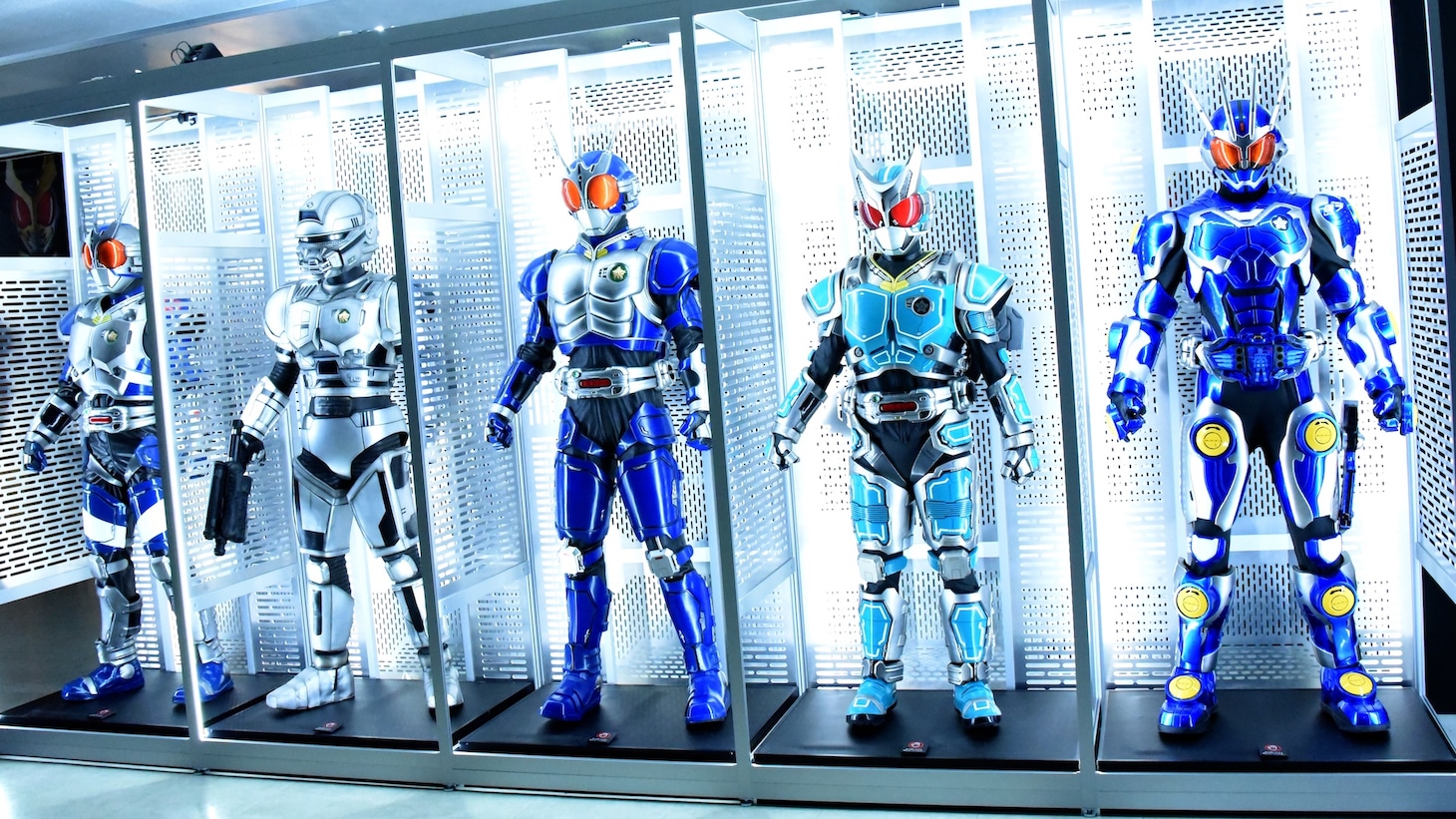 仮面ライダーアギト25周年記念「真アギト展」の様子。左から仮面ライダーG3マイルド、V-1、仮面ライダーG3、仮面ライダーG6、仮面ライダーG7