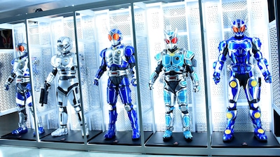 仮面ライダーアギト25周年記念「真アギト展」の様子。左から仮面ライダーG3マイルド、V-1、仮面ライダーG3、仮面ライダーG6、仮面ライダーG7