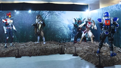 仮面ライダーアギト25周年記念「真アギト展」の様子。仮面ライダーアギト シャイニングフォーム（左）ほか