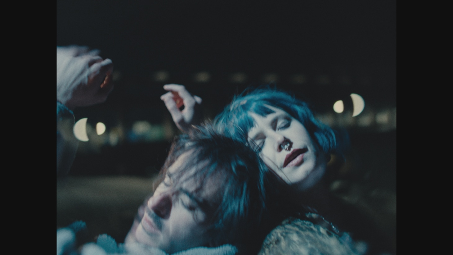 「青い世界の扉が開くとき」場面写真。チャーリー・カウフマンが、アテネの街で出会う2人の若者の亡霊を描く