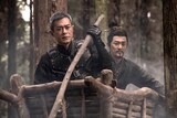 香港映画「尋秦記 バック・トゥ・ザ・パスト」場面写真。戦国時代の秦にタイムスリップした項少龍（演：ルイス・クー / 左）、彼を師父と仰ぐ秦王（演：レイモンド・ラム / 右）