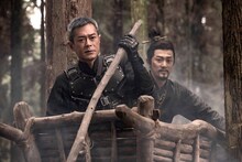 香港映画「尋秦記 バック・トゥ・ザ・パスト」場面写真。戦国時代の秦にタイムスリップした項少龍（演：ルイス・クー / 左）、彼を師父と仰ぐ秦王（演：レイモンド・ラム / 右）