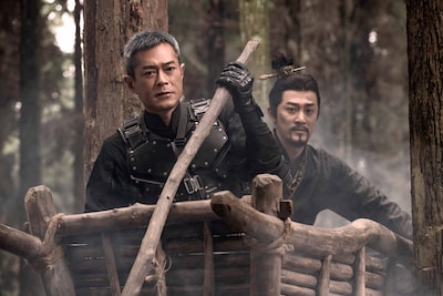 香港映画「尋秦記 バック・トゥ・ザ・パスト」場面写真。戦国時代の秦にタイムスリップした項少龍（演：ルイス・クー / 左）、彼を師父と仰ぐ秦王（演：レイモンド・ラム / 右）