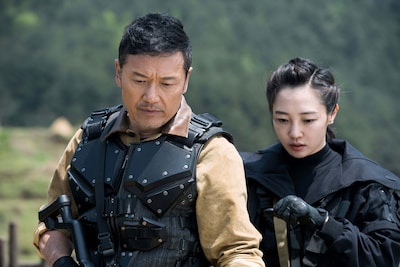 香港映画「尋秦記 バック・トゥ・ザ・パスト」より、タイムマシンの発明者ケン（演：マイケル・ミウ / 左）、娘ゲイリー（演：バイ・バイホー / 右）