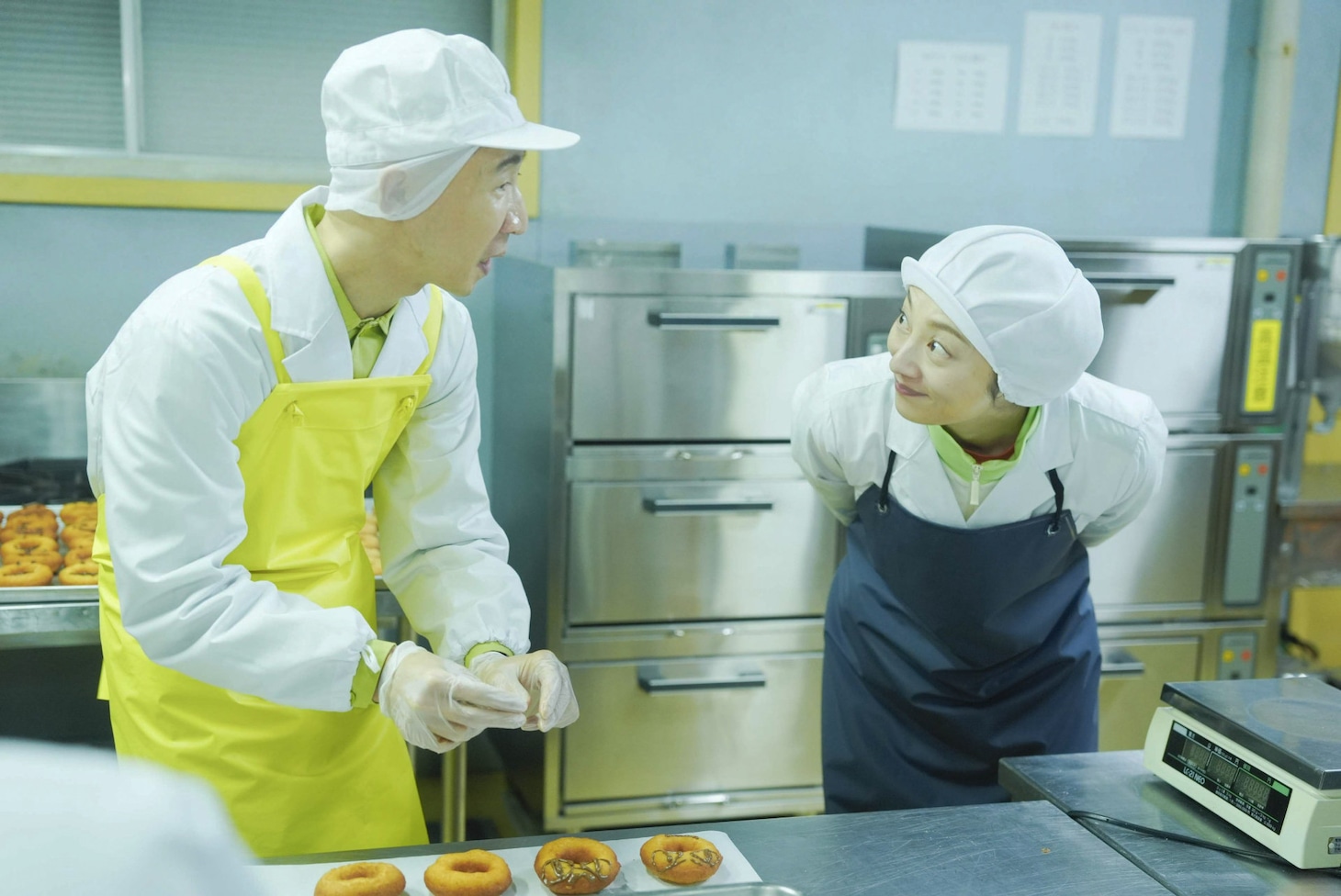 ドラマ「ムショラン三ツ星」に出演する、ひょうろく、小池栄子