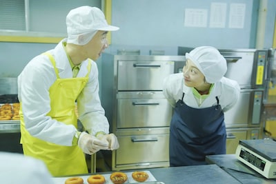 ドラマ「ムショラン三ツ星」場面写真。左からひょうろく演じる三島茂、小池栄子演じる銀林葉子