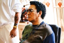 「TOKYO BURST-犯罪都市-」場面写真。ピエール瀧演じる岩城組組長の岩城良平