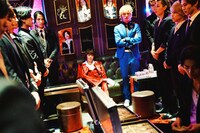 「TOKYO BURST-犯罪都市-」場面写真。上田竜也演じる新宿最大ホストグループの総帥・海斗（中央奥）