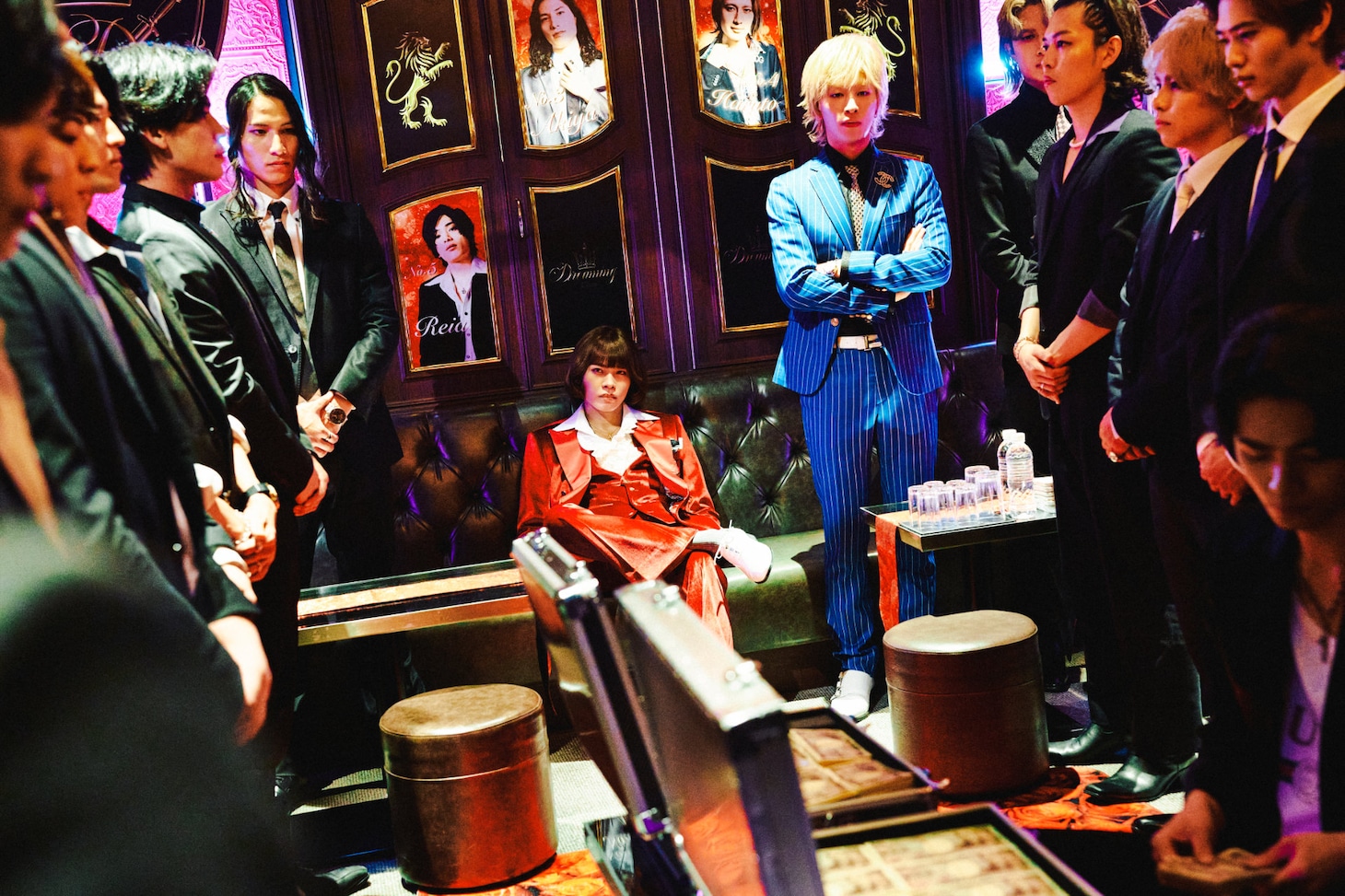 「TOKYO BURST-犯罪都市-」場面写真。上田竜也演じる新宿最大ホストグループの総帥・海斗（中央奥）