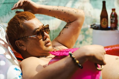 「TOKYO BURST-犯罪都市-」場面写真。とにかく明るい安村演じる闇バイト組織のリーダー・ラビット